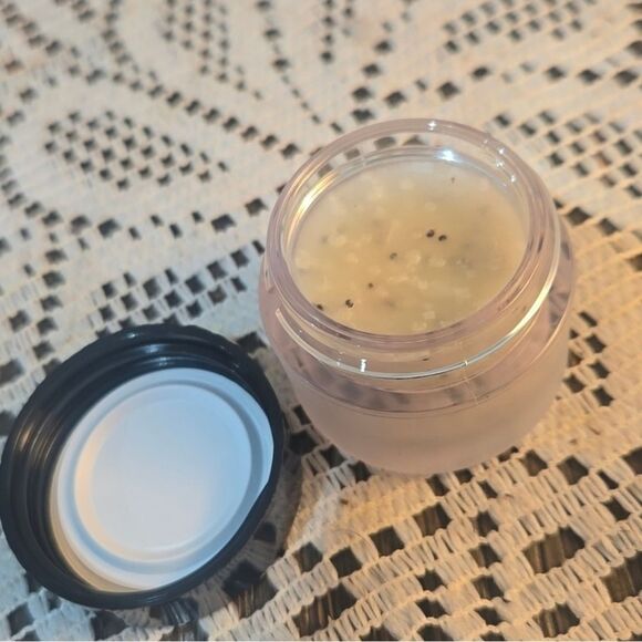 Young Living Savvy Minerals Poppy Seed Lip Scrub - Picture 1 of 3